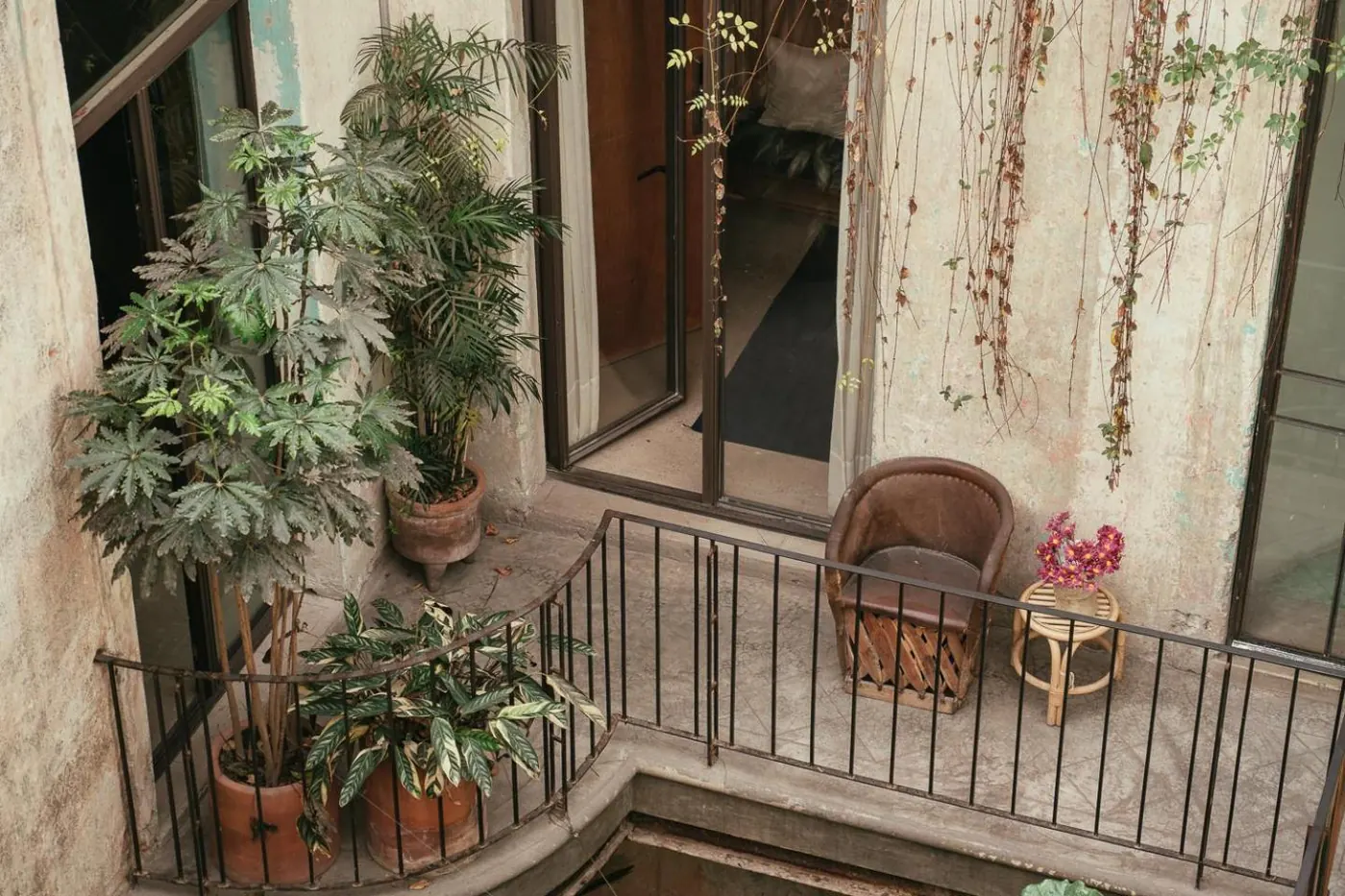 A weathered balcony at Jardín Prim