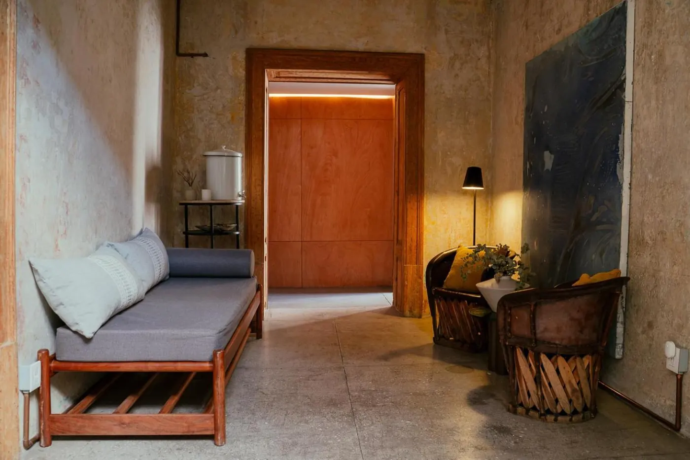 A guest room with a daybed at Jardín Prim